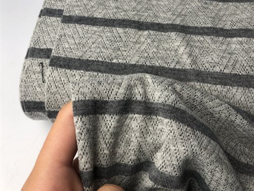 Strik - grå mønstret og mørkere grå stribe